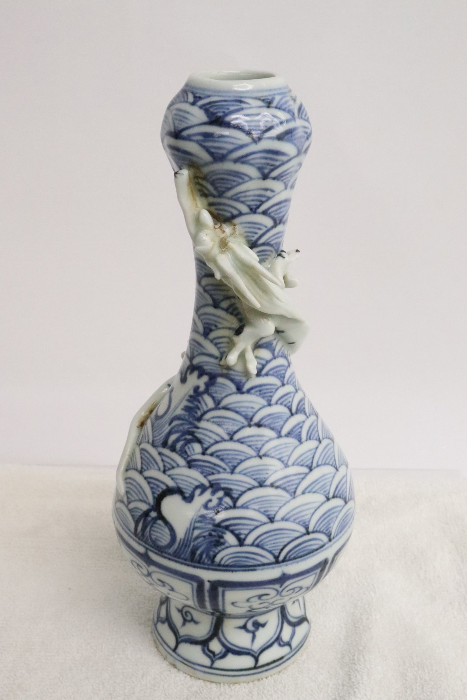 Chinese blue and white porcelain vase: Chinese blue and white porcelain vase with dragon motif decoration in high relief, 8.65"x3.7"dia