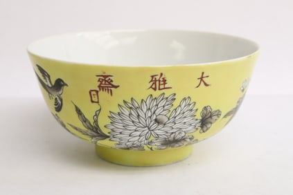 A yellow background famille rose porcelain bowl
