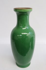 Fine Chinese bright green glazed porcelain vase