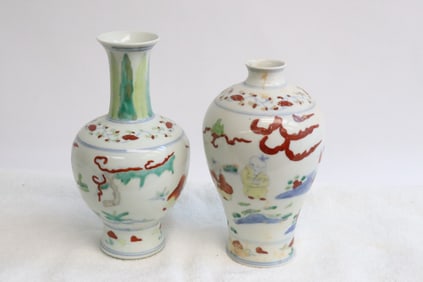 2 wucai porcelain vases
