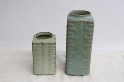 2 cong shaped vases