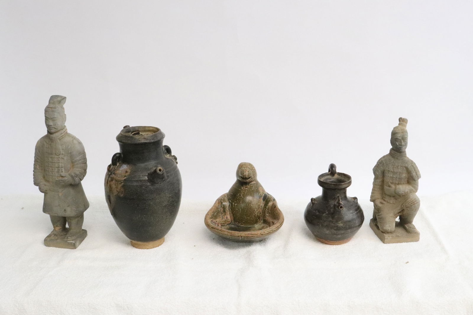 5 piece Chinese earthenwares (1 of 9)