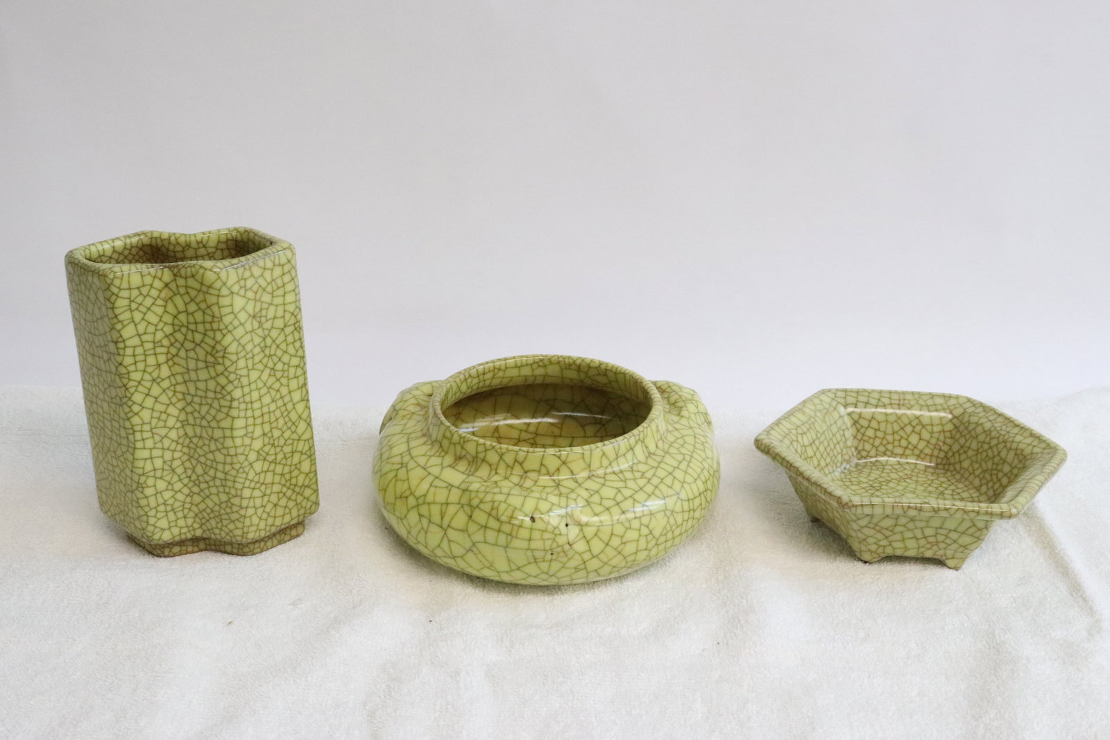 3 pieces crackleware porcelain: 3 pieces crackleware porcelain, 1.7"x4.75"x5.4" - 5.35"x3.4"x2.3"