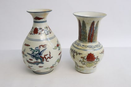 2 wucai porcelain vases