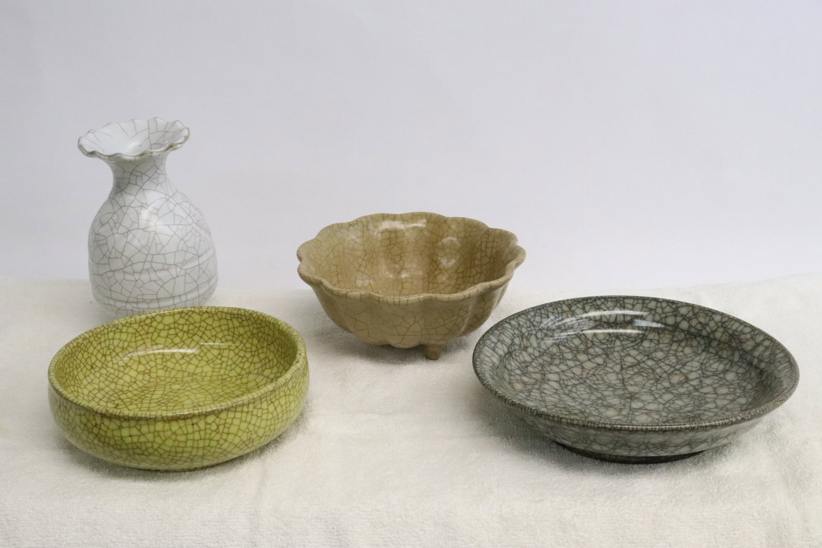 4 pieces crackleware porcelain: 4 pieces crackleware porcelain, 1.75"x7.2"dia - 5.85"x3.6"dia