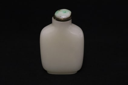Chinese 18th/19th century hetian white jade carved snuff bottle