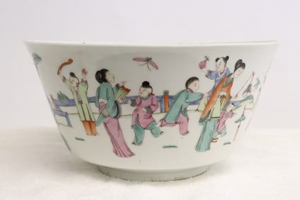 Chinese early 19th c. famille rose porcelain bowl
