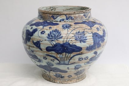 Chinese Ming blue and white porcelain jar, c1600AD