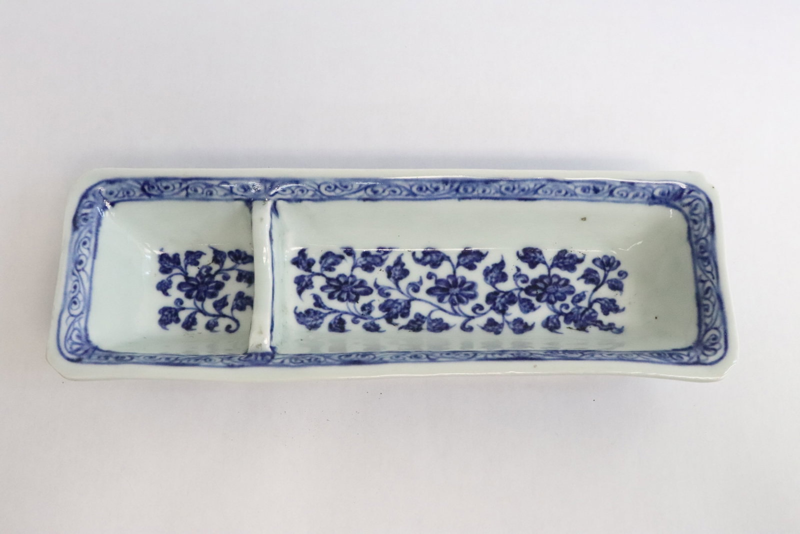 Chinese Ming blue & white porcelain brush wash: Chinese Ming blue and white porcelain brush wash, c1600AD, 明青花瓷筆洗, 1.5"x10.18"x3.35"