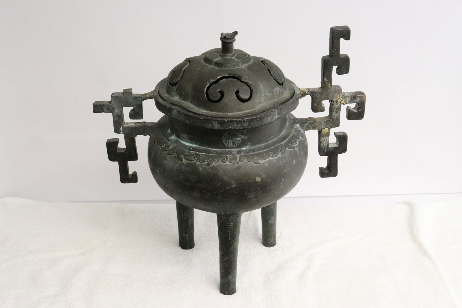 Chinese very heavy Ming bronze censer, c1600AD (1 of 13)