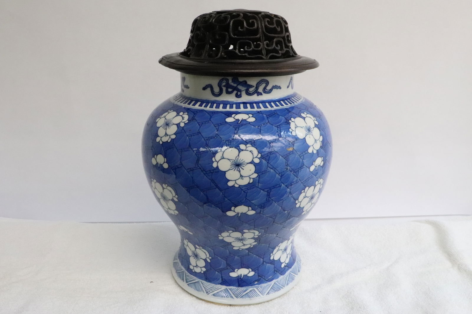Chinese 17th c. blue and white porcelain jar (1 of 10)