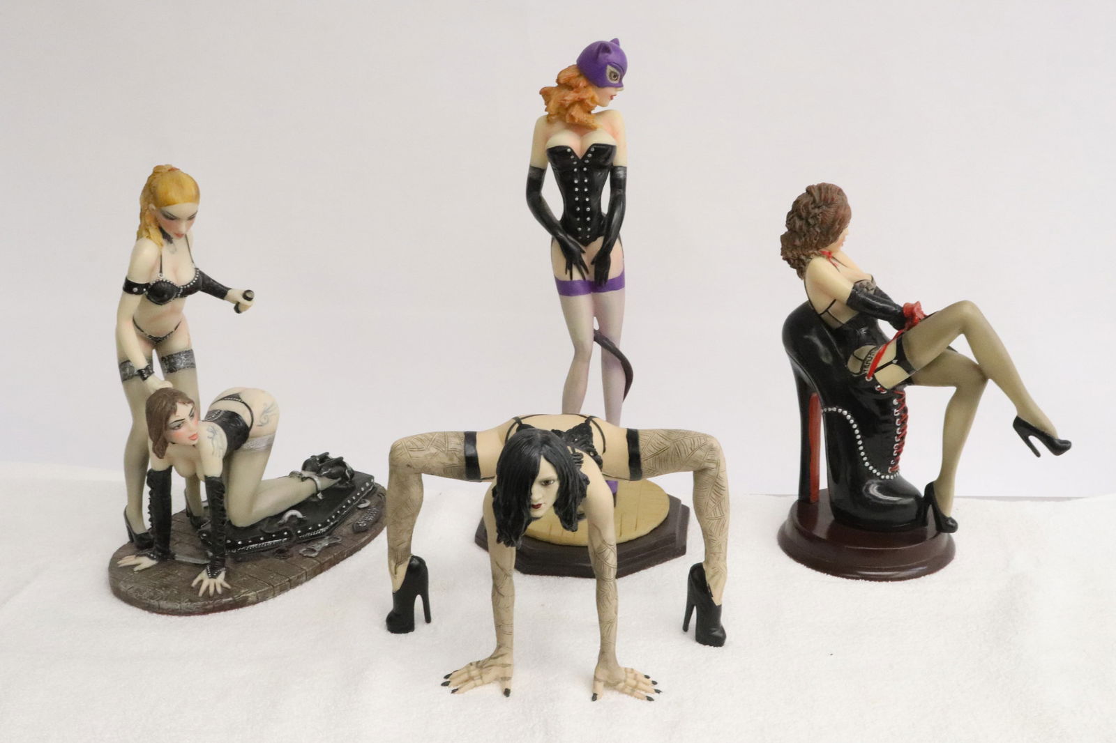 4 resin figures (1 of 13)