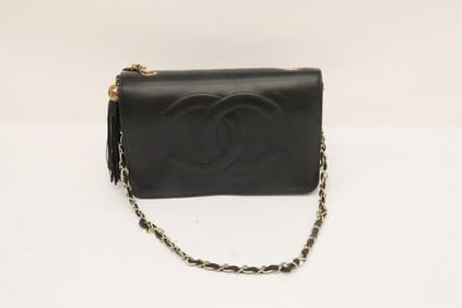 Lady's black shoulder bag