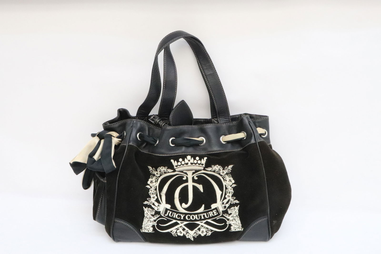 Lady's black tote bag (1 of 8)