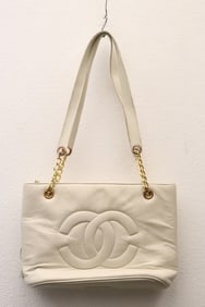 A white lady's shoulder bag