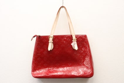 A large lady's red handbag