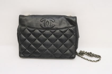 A black lady's shoulder bag