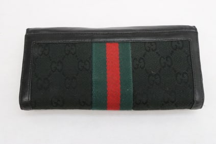 A lady's wallet purse