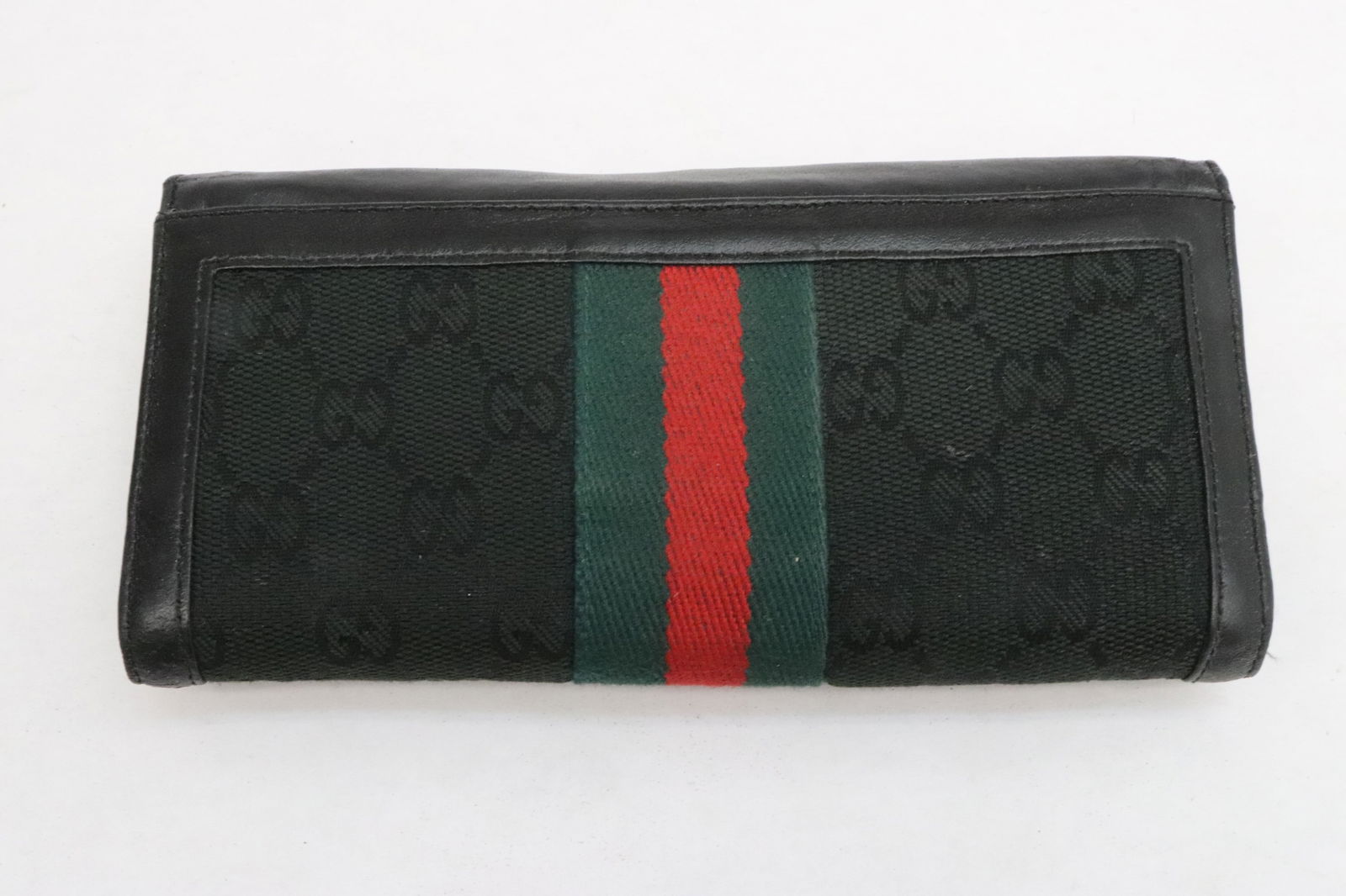 A lady's wallet purse (1 of 7)