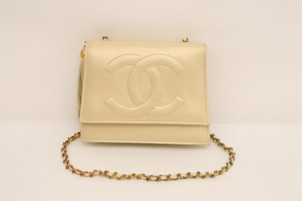 Lady's white shoulder bag