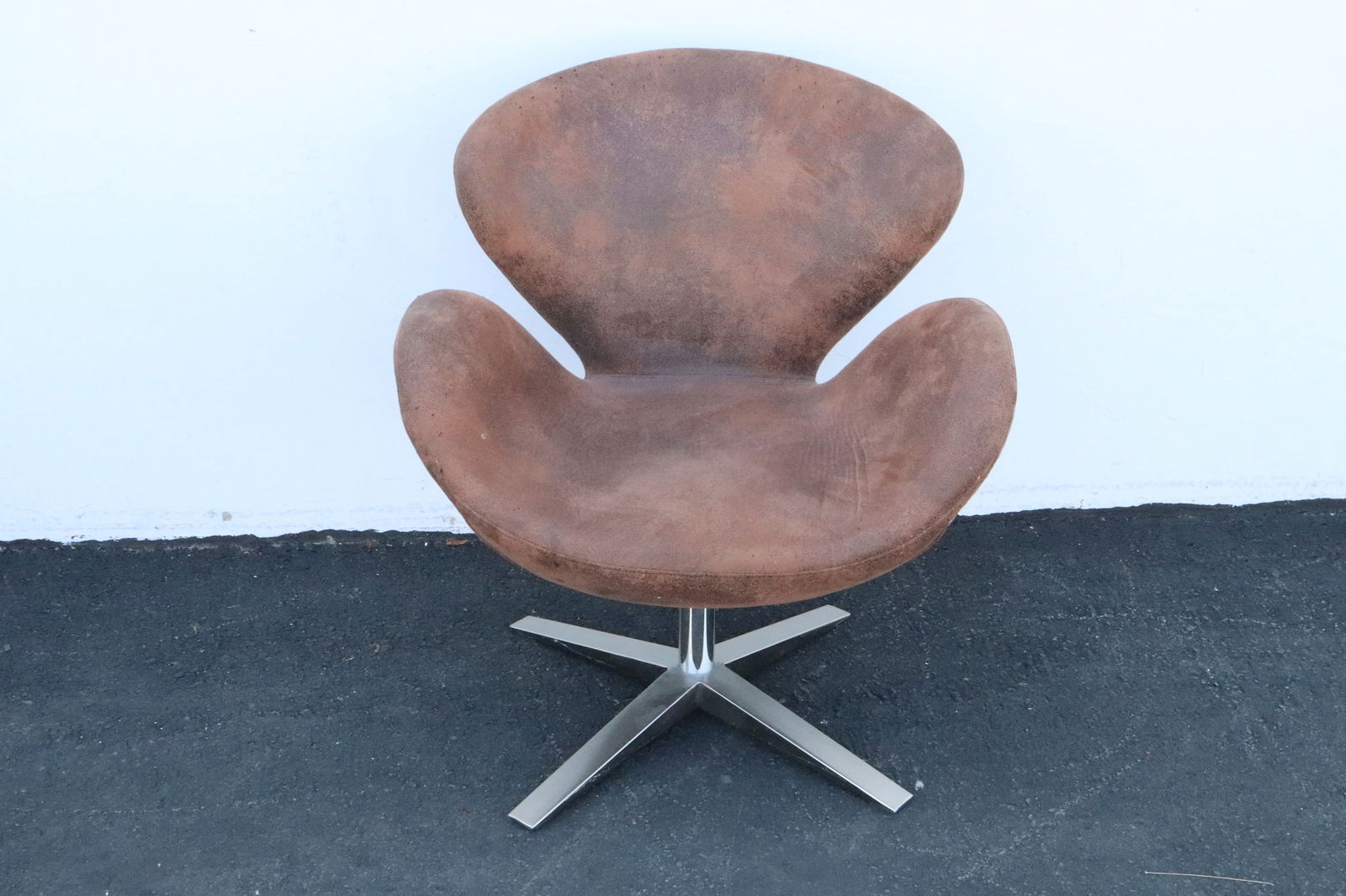 Modern swivel chair with chrome base: Modern swivel chair with chrome base, 34"x29.8"x26.5"