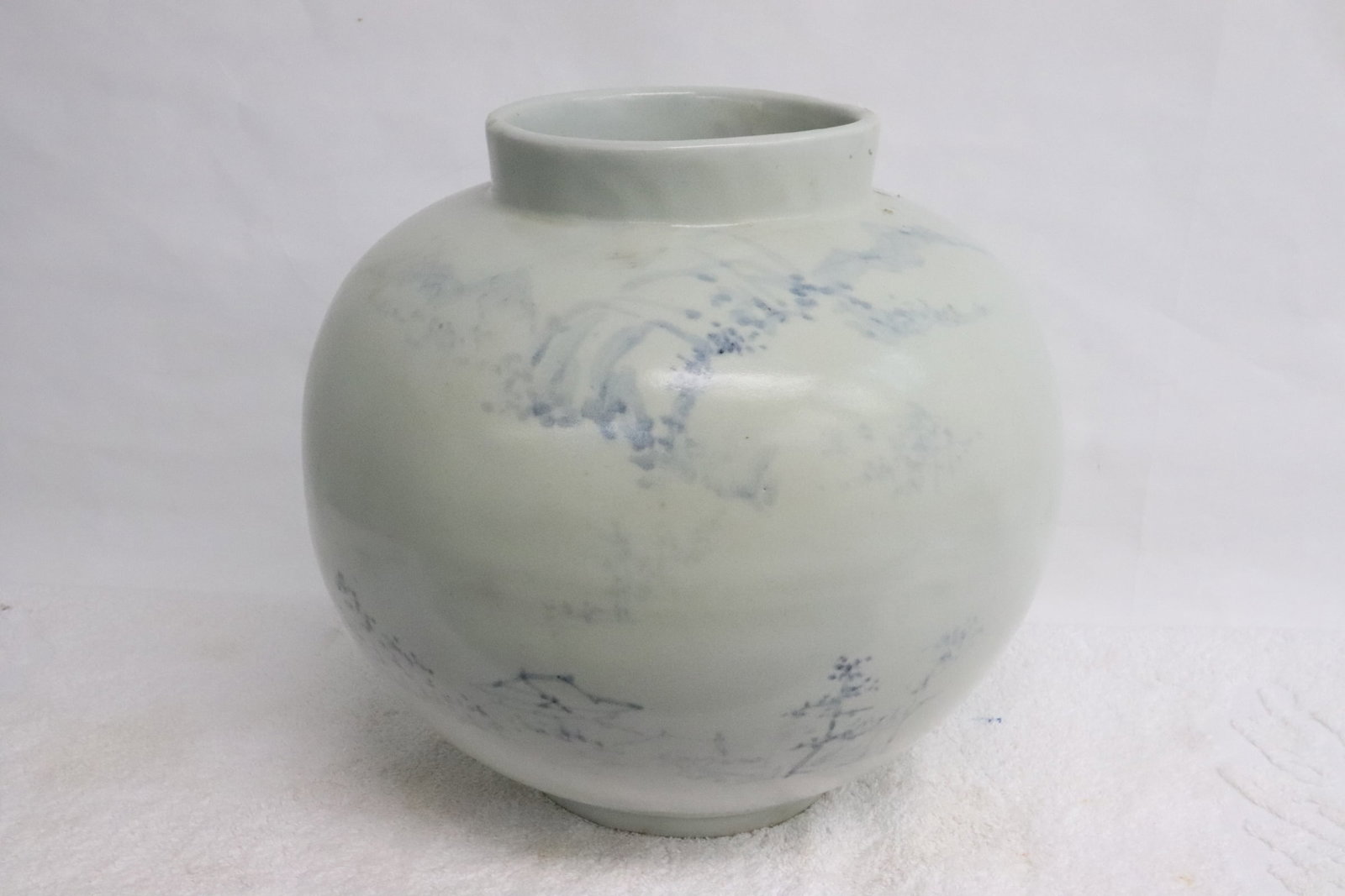 Large vintage Korean blue and white round jar: Large vintage Korean blue and white round jar, 9.8"x10.6"dia