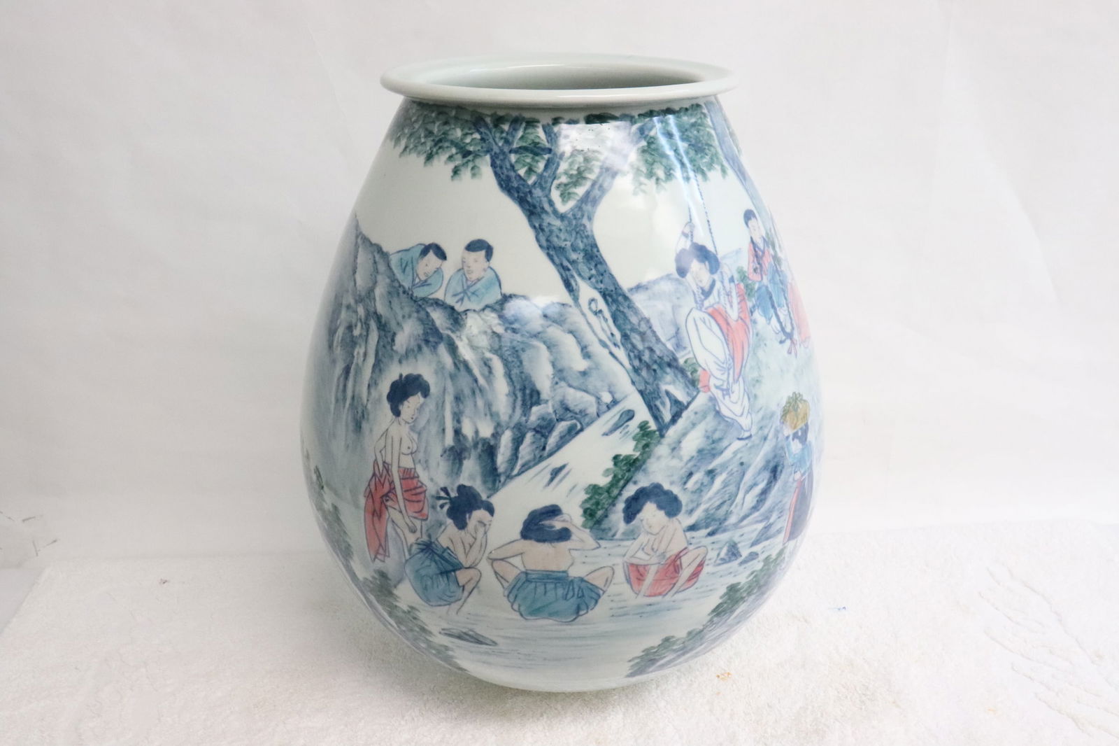 Large Korean jar, artist signed (1 of 10)