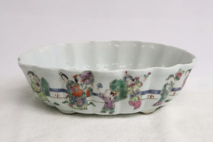 Famille rose oval bowl with fluted edge
