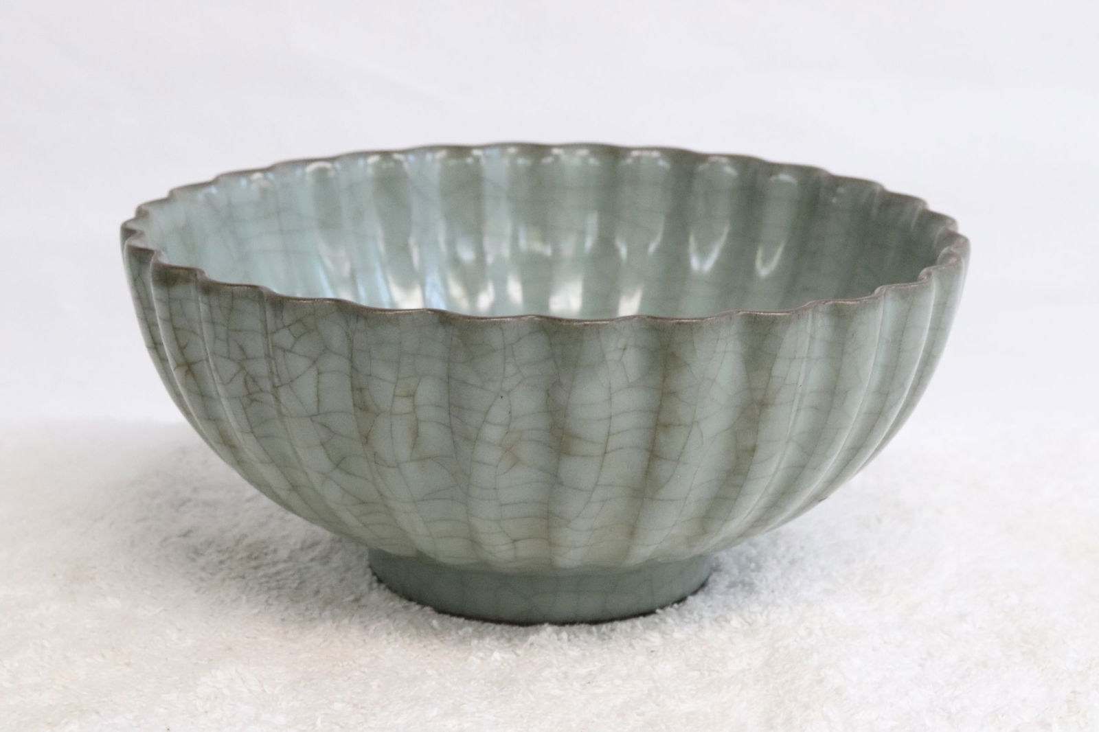 Chinese celadon crackleware porcelain bowl (1 of 7)