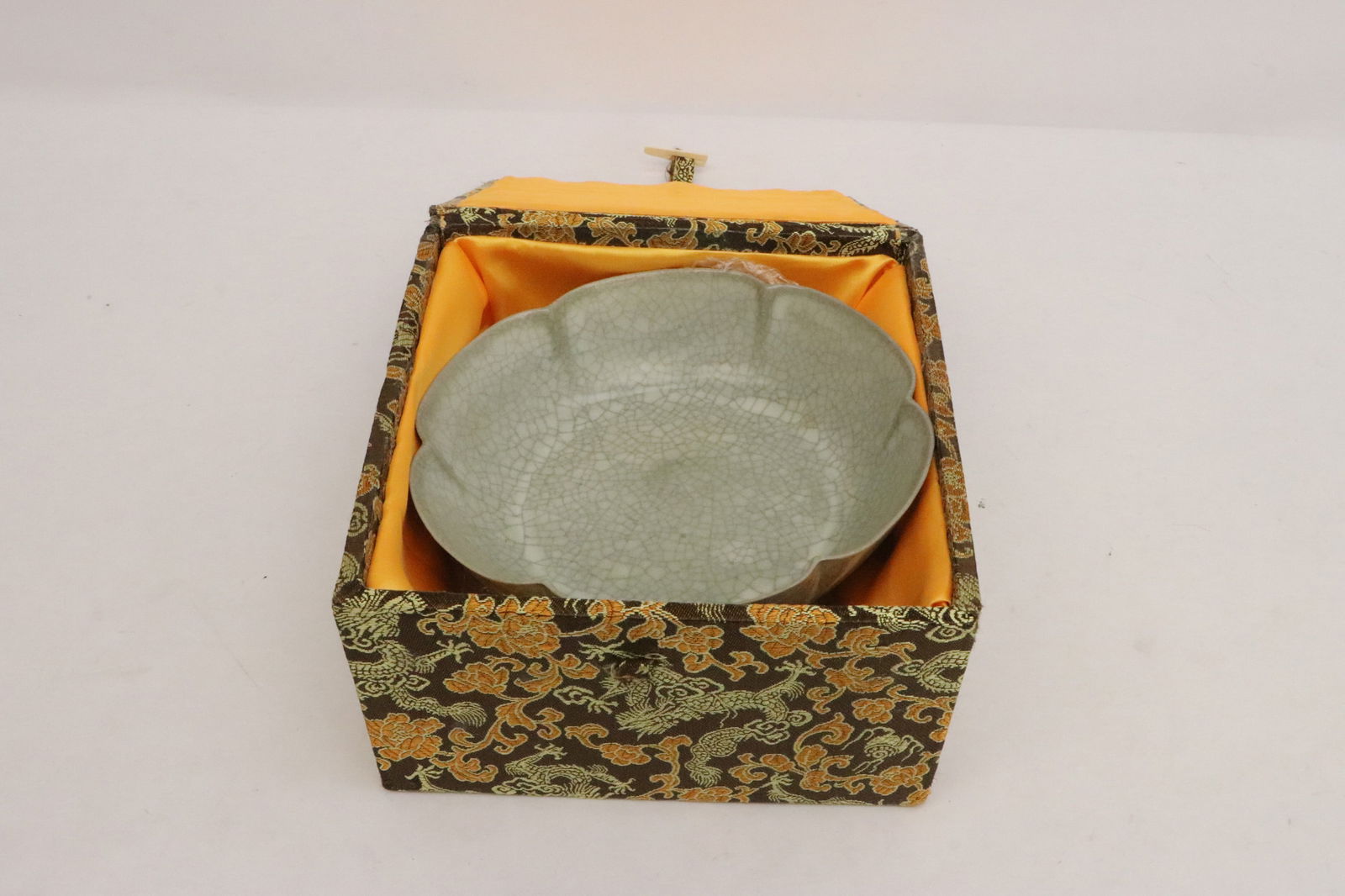 A crackleware porcelain brush wash: A crackleware porcelain brush wash, 1.9"x6.9"x6.9"