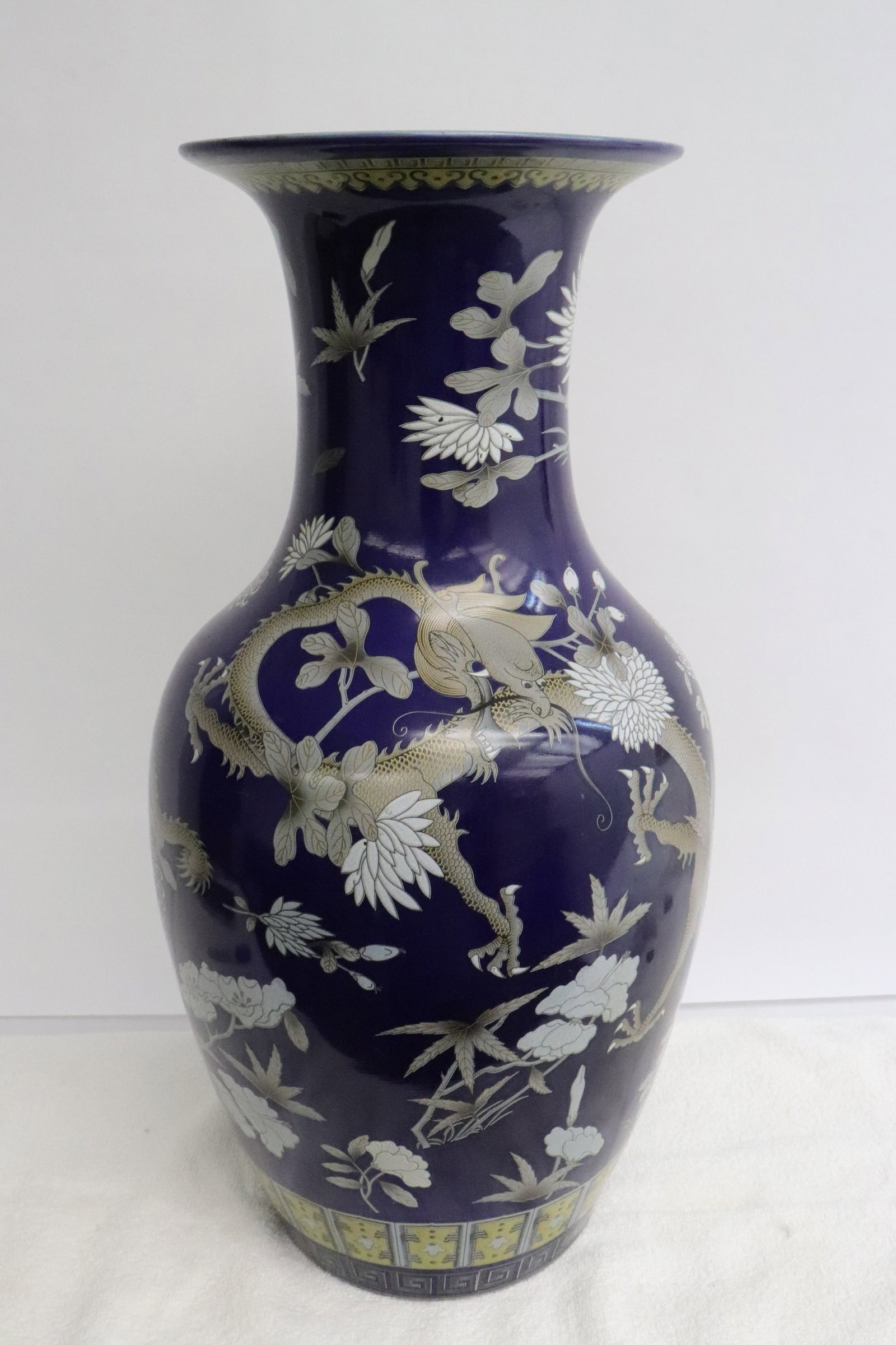 blue background famille rose porcelain vase: Beautiful blue background famille rose porcelain vase with dragon motif decoration, 16.7"x8.7"dia