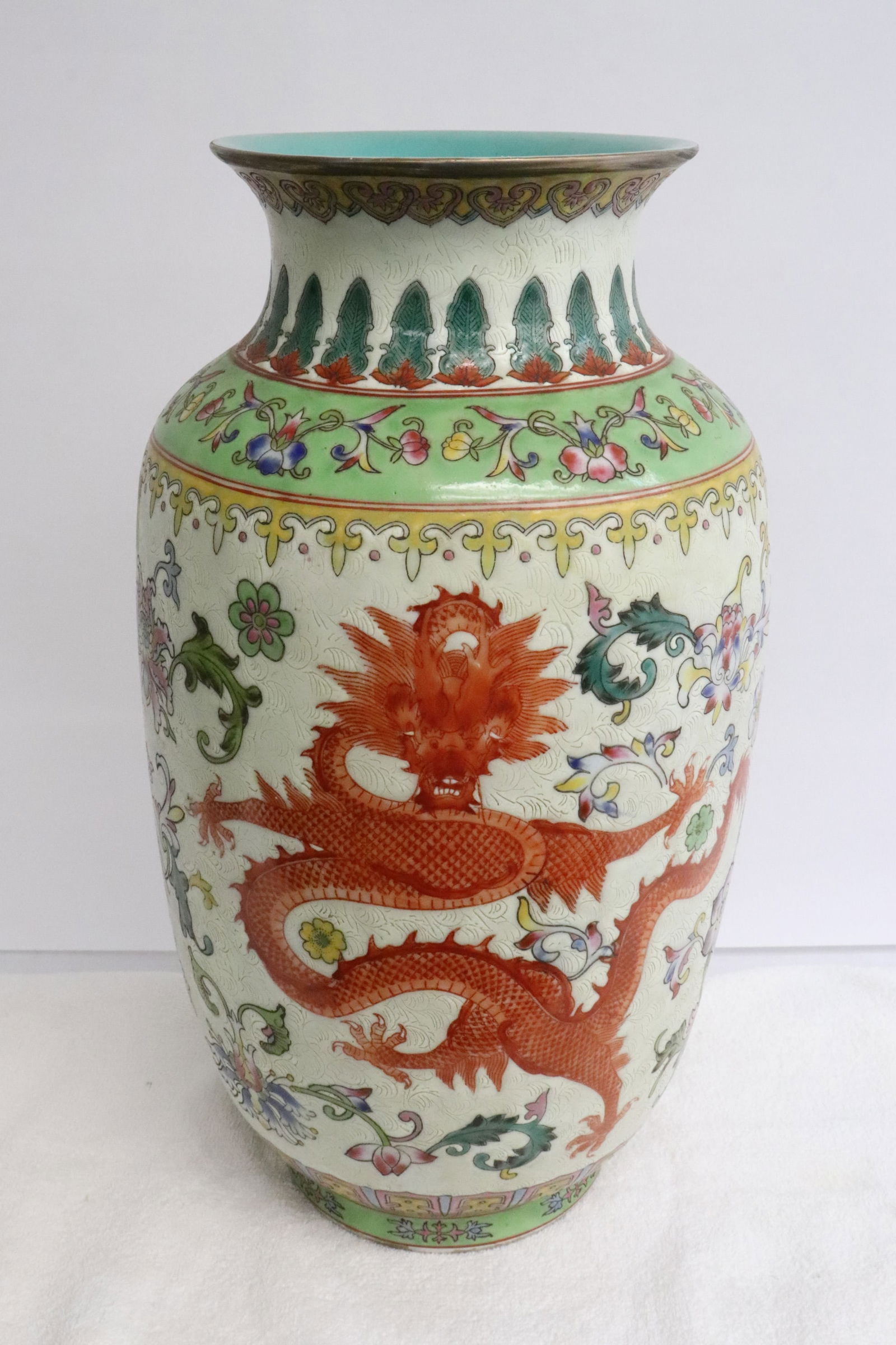 A beautiful famille rose porcelain jar: A beautiful famille rose porcelain jar, 14.2"x7.9"dia
