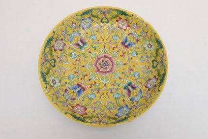 Beautiful Chinese famille rose porcelain plate