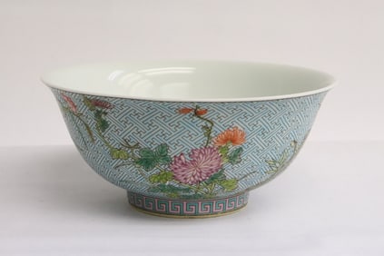 Beautiful Chinese famille rose porcelain bowl