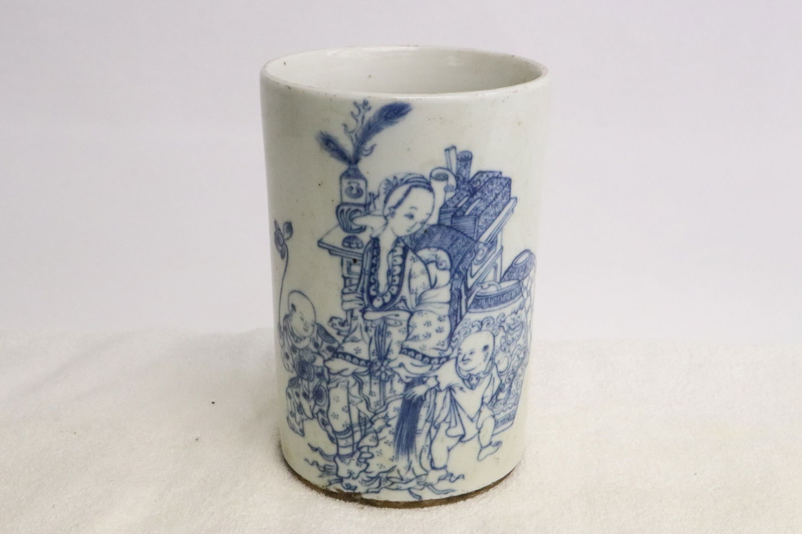 Chinese blue and white porcelain brush holder: Chinese blue and white porcelain brush holder with historical scene, 6.5"x4.3"dia