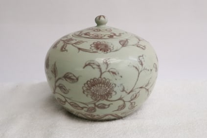 A red and white porcelain covered tea caddy