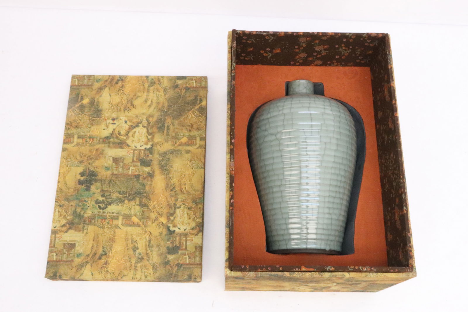 Very fine Chinese celadon crackleware jar (1 of 9)