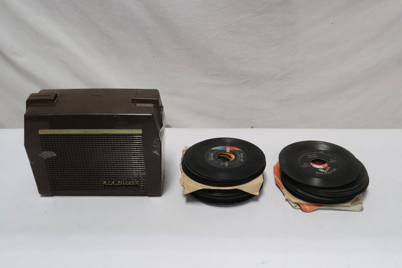 Vintage RCA radio, and approx. sixty 45's records (1 of 7)