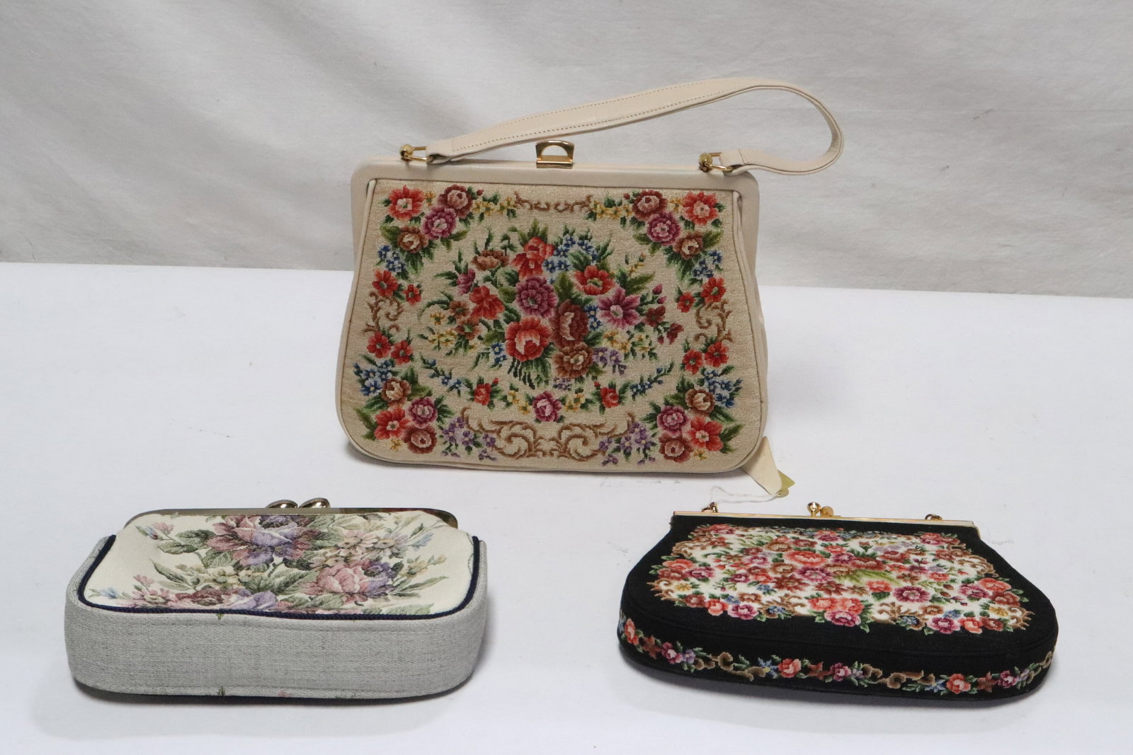 3 petty point lady's bags: 3 petty point lady's bags, 6.7"x8"x1.65" - 8"x9.8"x2.4"