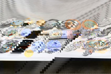 Lot of porcelain, medals, sunglasses, etc