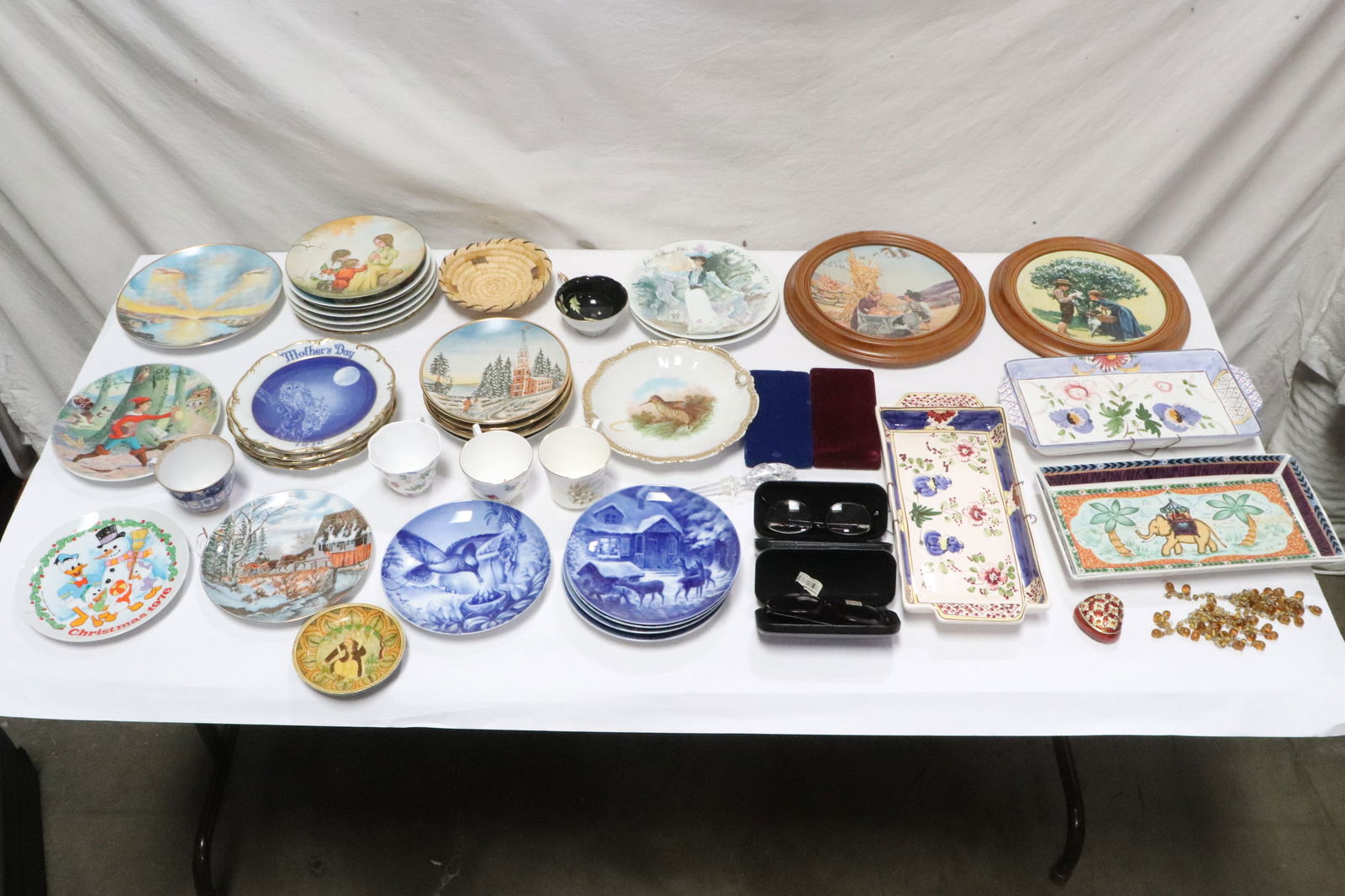 Lot of porcelain, medals, sunglasses, etc: Lot of porcelain, medals, sunglasses, etc