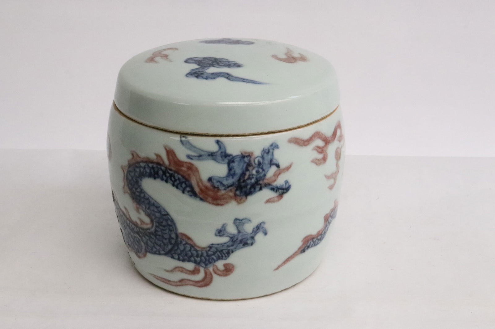 Chinese wucai porcelain tea caddy (1 of 6)