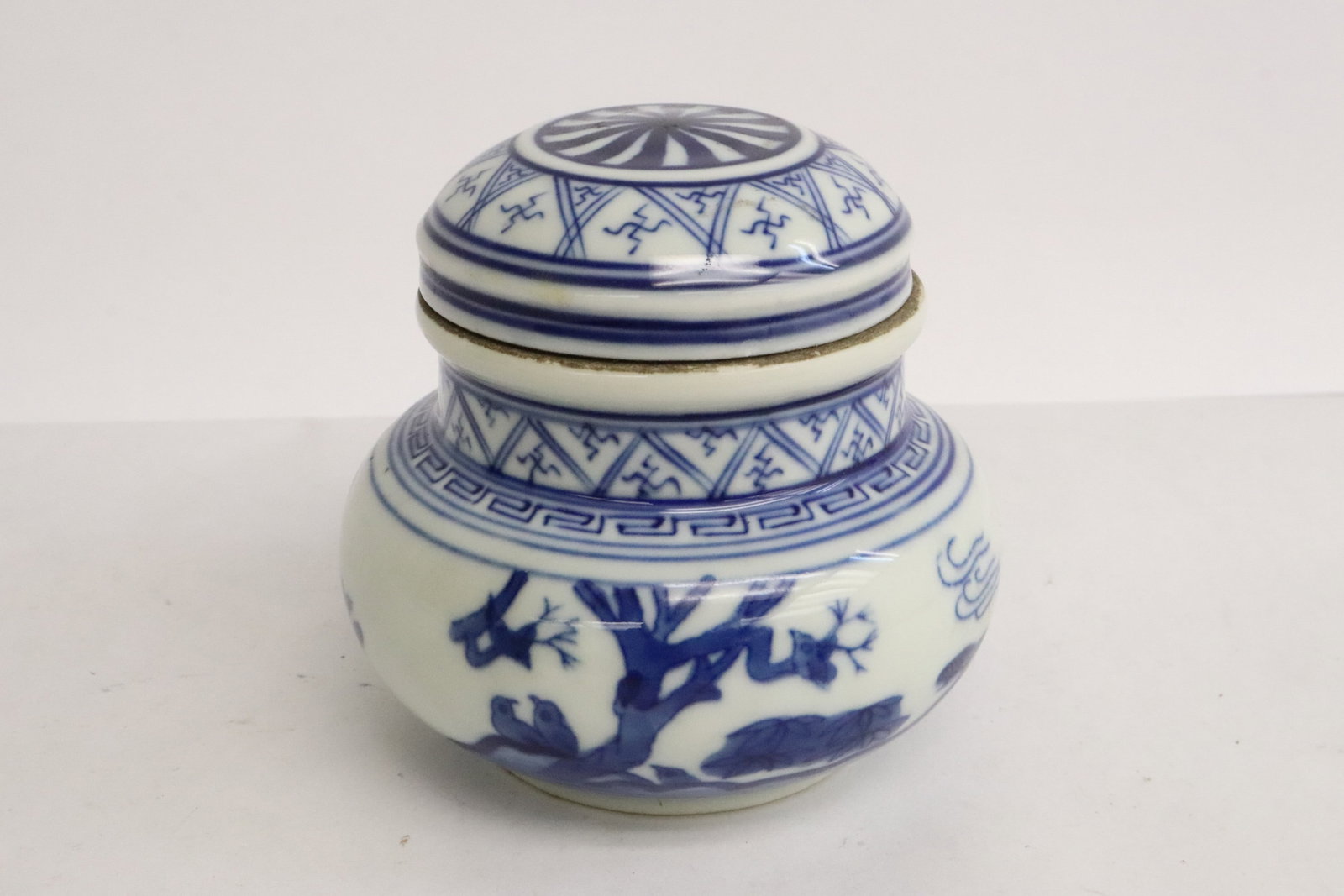 Chinese blue & white porcelain covered tea caddy: Fine Chinese blue and white porcelain covered tea caddy, 3.35"x3.65"dia