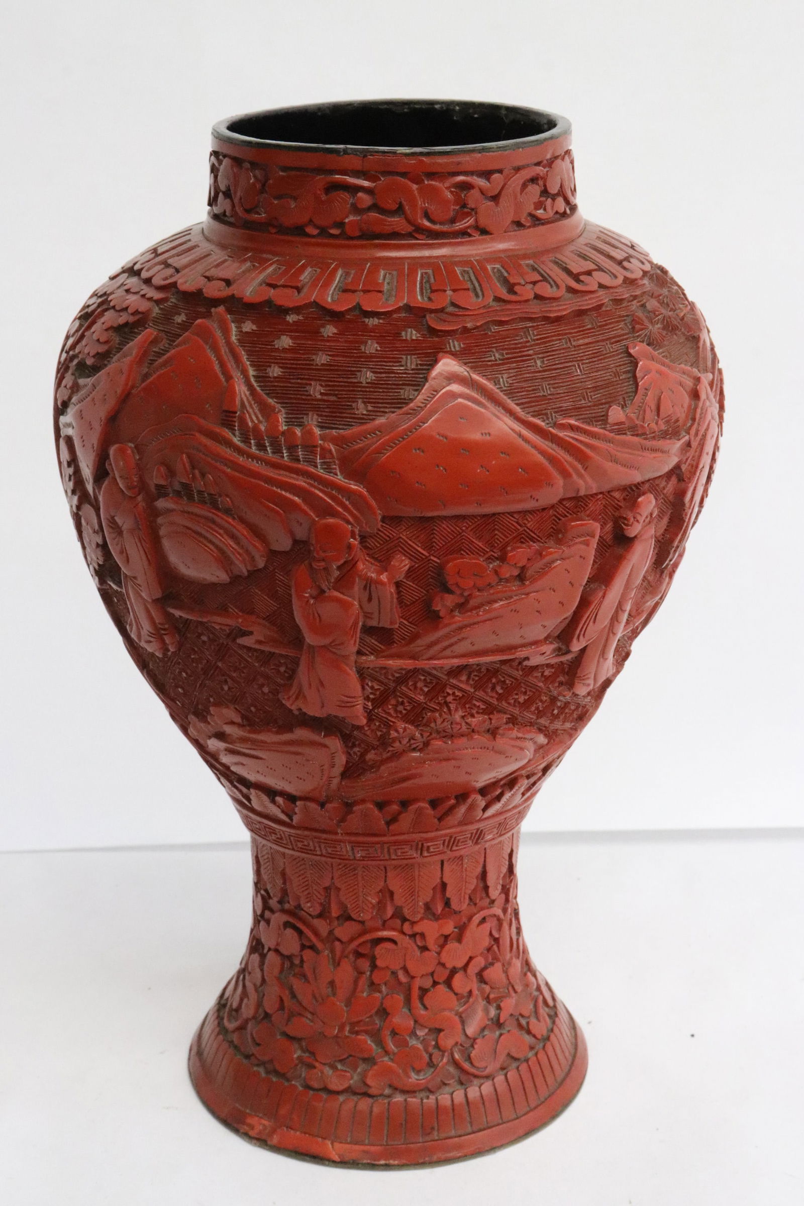 Fine Chinese cinnabar jar (1 of 8)