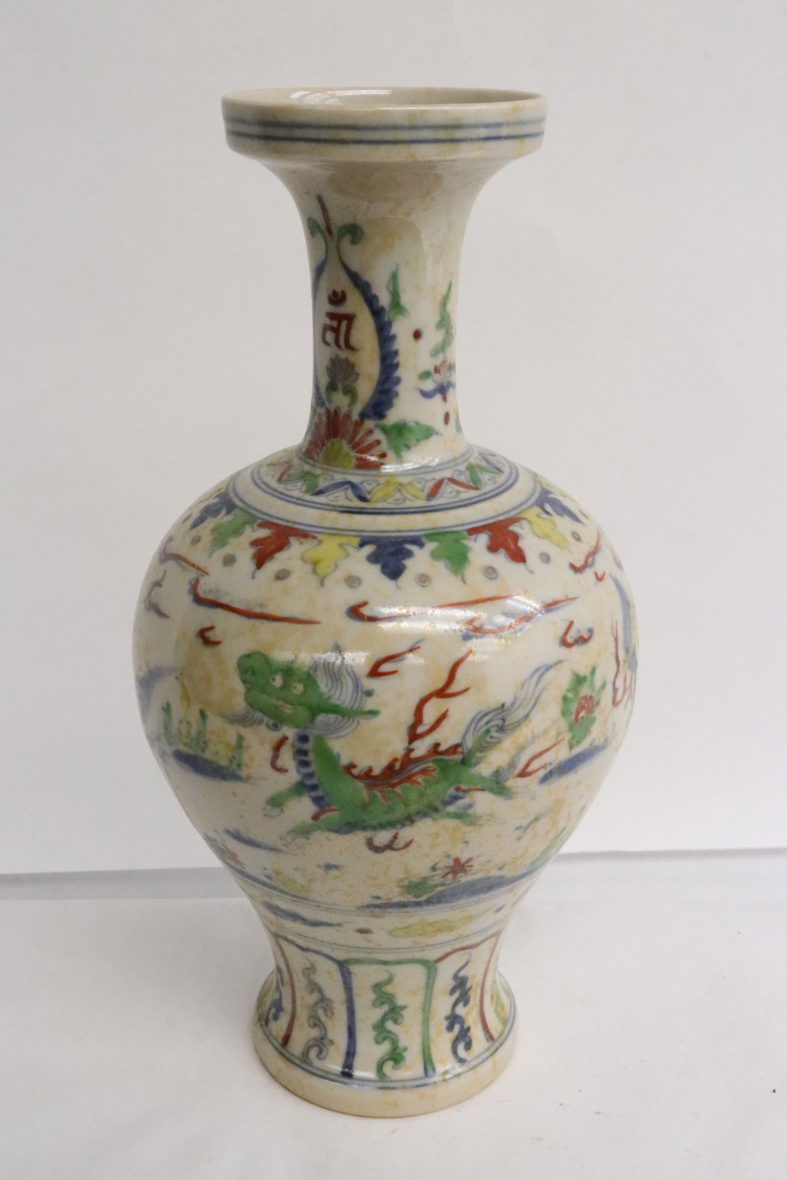 Chinese wucai porcelain tea caddy (1 of 8)