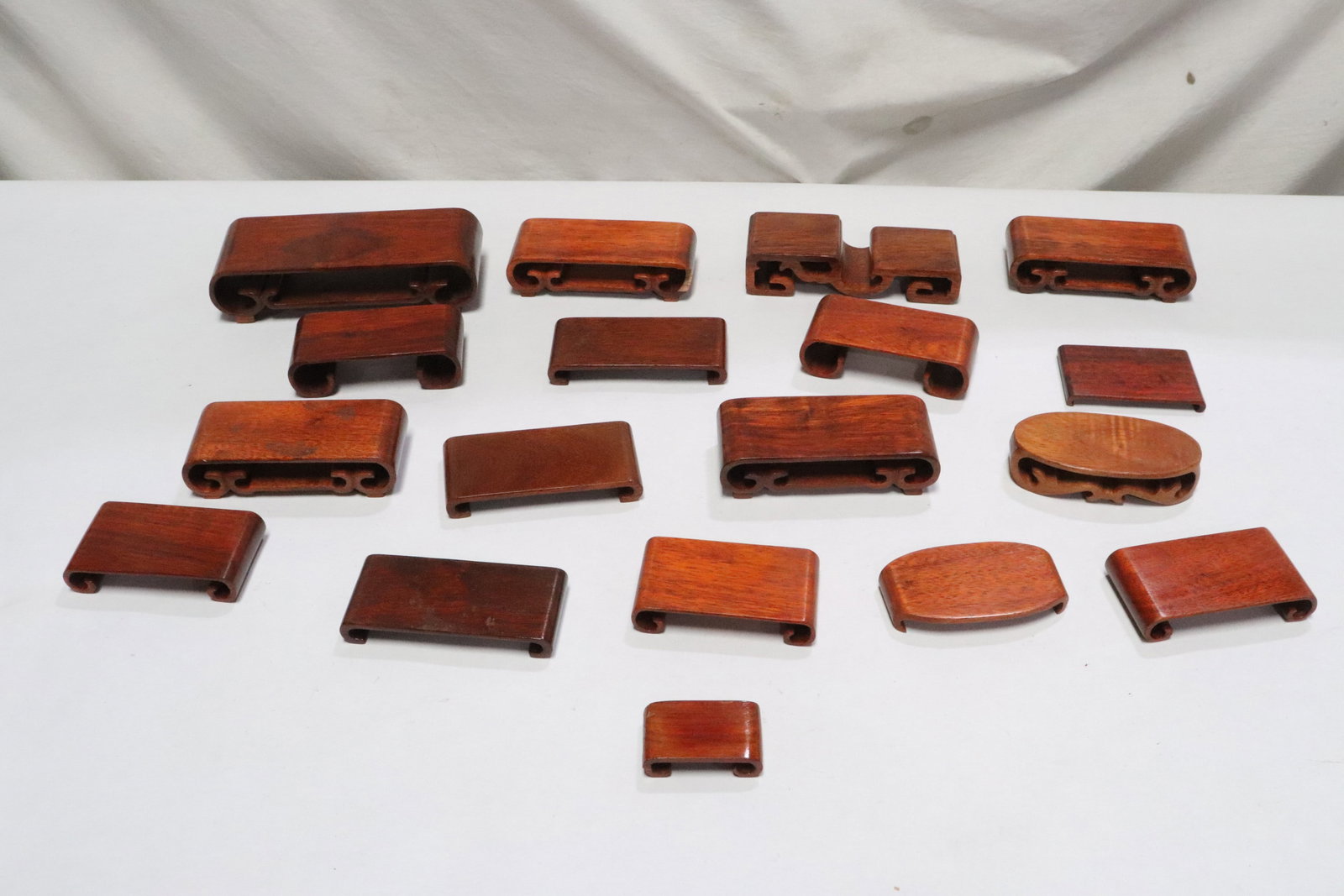 Lot of Chinese wood stands: Lot of Chinese wood stands, 0.7"x2.4"x1.5" - 1.9"x7.8"x3.1"
