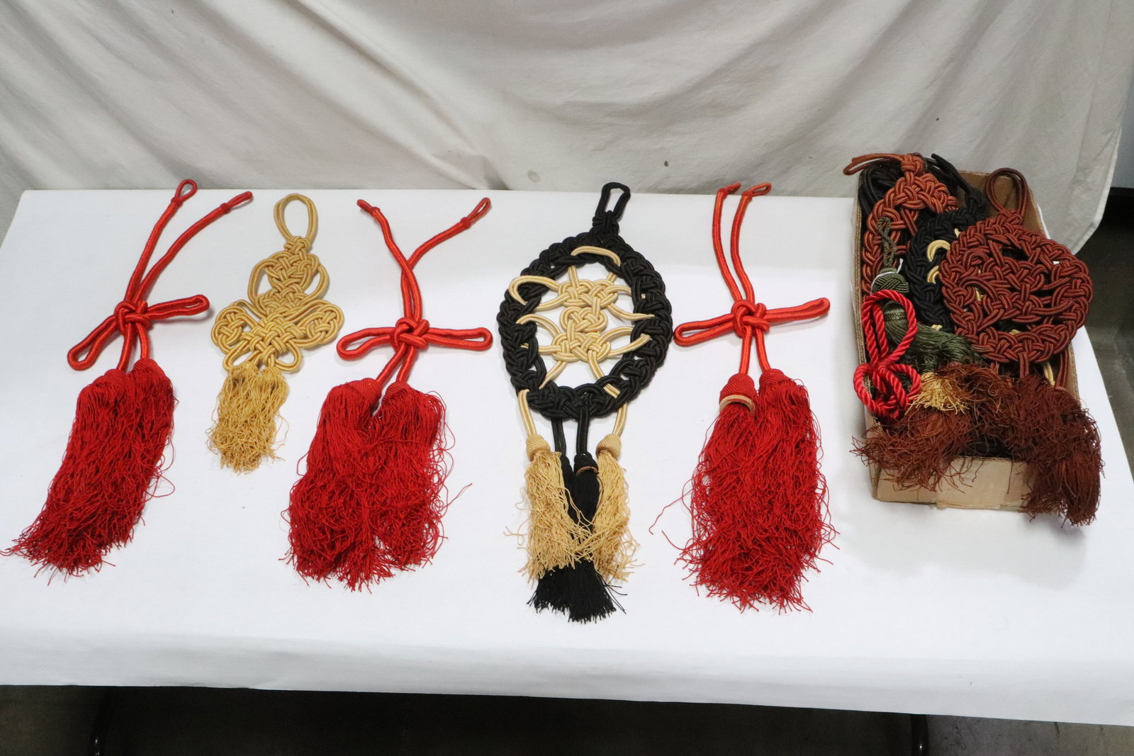 Lot of Chinese hanging decorative knots: Lot of Chinese hanging decorative knots, 12.5"L - 64.5"L