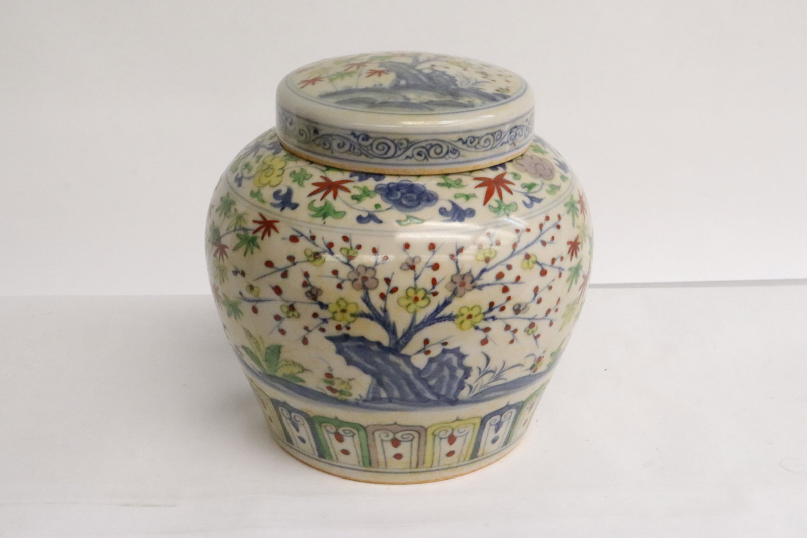 Chinese wucai porcelain covered jar: Chinese wucai porcelain covered jar, 6.7"x6.65"dia