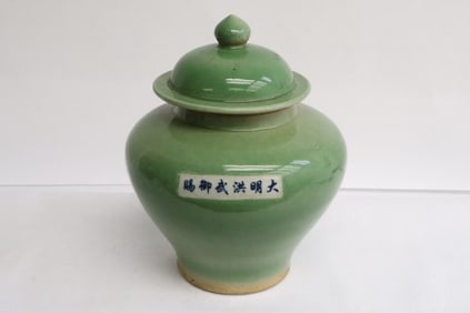 Chinese green glazed porcelain covered tea caddy