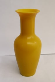 A yellow Peking glass vase